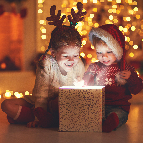 kinderen met kerstcadeau